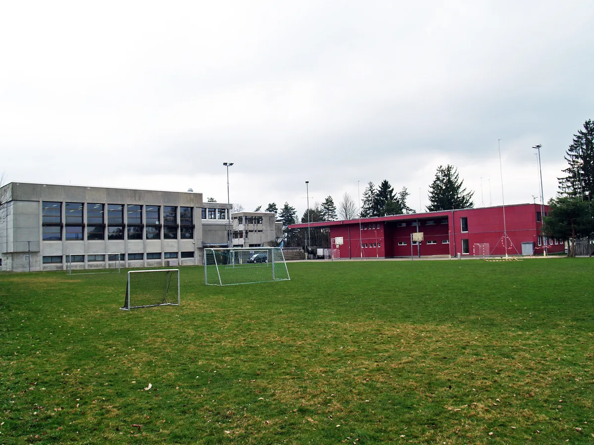 Blick auf die Turnhalle und den Pavillon des Schulhauses Walenbach, Aufnahme vom Februar 2024.